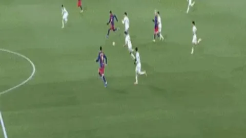 国足连克阿联酋，奥马尔裁判曾判罚点球及红牌逐李源一